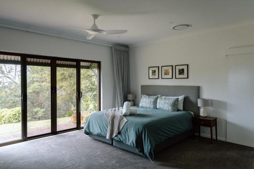 En eller flere senge i et værelse på Executive Paradise High on Hill with Incredible Views, Firepit & Games Perfect for groups of Family and Friends