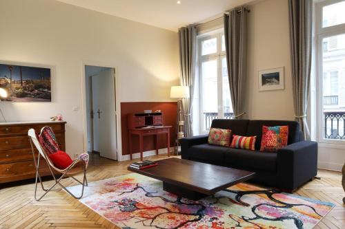 un salon avec un canapé et une table dans l'établissement St Georges proche Opéra et la Basilique sacrée, à Paris