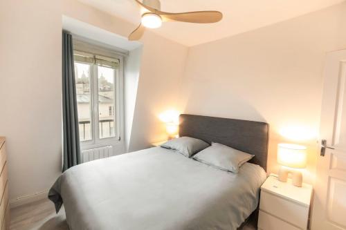 - une chambre avec un lit avec deux oreillers et une fenêtre dans l'établissement Une vue magnifique sur le Sacré Cœur., à Paris
