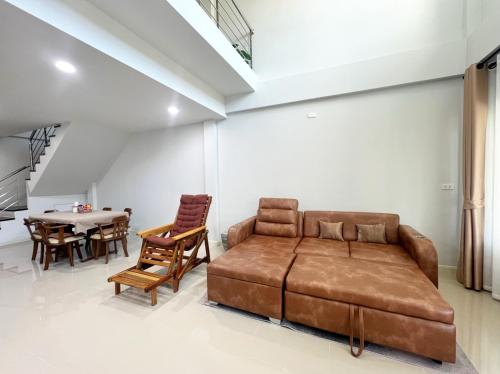 a living room with a couch and a table at Monday Guesthouse Hatyai in Hat Yai