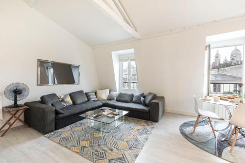 un salon avec un canapé et une table dans l'établissement Une vue magnifique sur le Sacré Cœur., à Paris