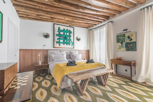 - une chambre avec un grand lit et un plafond en bois dans l'établissement Appartement luxueux / historique proche bon marché, à Paris