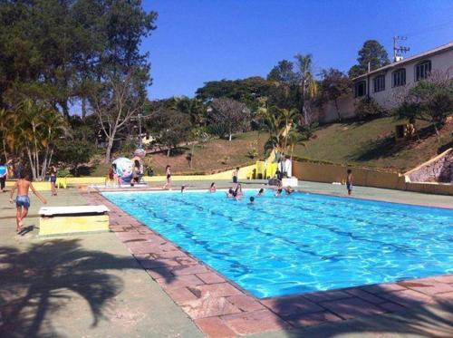 a group of people in a swimming pool at Chalé Veraneio-Itú-SP Vista para o lago Camping Carrion in Itu