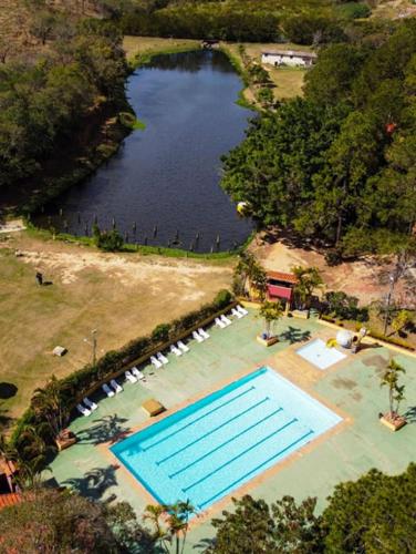 an overhead view of a swimming pool and a lake at Chalé Veraneio-Itú-SP Vista para o lago Camping Carrion in Itu
