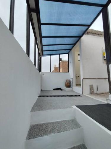 ein leerer Raum mit einer blauen Decke in einem Gebäude in der Unterkunft Departamento linda vista in Guanajuato