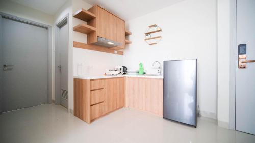 Η κουζίνα ή μικρή κουζίνα στο Minimalist with Beautiful View 2BR at Grand Sungkono Lagoon Apartment By Travelio