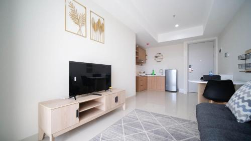 Μια τηλεόραση ή/και κέντρο ψυχαγωγίας στο Minimalist with Beautiful View 2BR at Grand Sungkono Lagoon Apartment By Travelio
