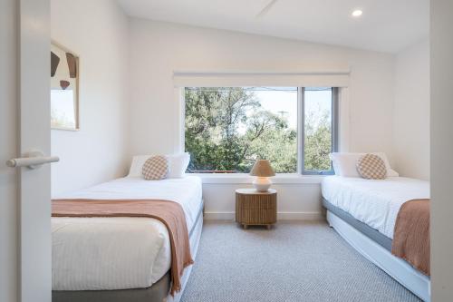 En eller flere senge i et værelse på Sandy Shores