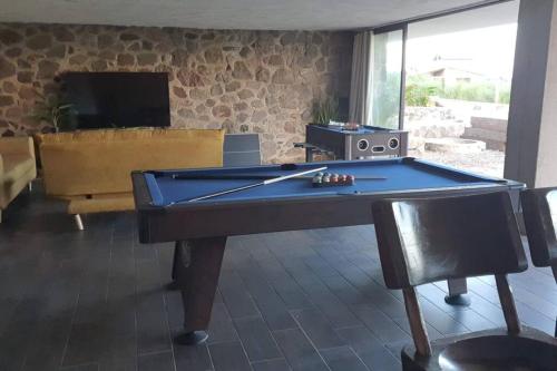 a pool table in a living room with a tv at Villa Alejandra Cabaña in Tapalpa