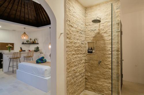 ein Badezimmer mit Dusche und ein Bett in einem Zimmer in der Unterkunft Villa Lotus - 1BR Canggu Villa with private pool - Near Wanderlust, Soma and BaliMMA in Dalung