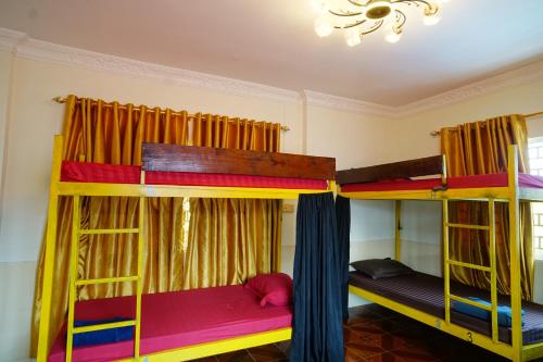Yellow Star Hostelにあるベッド
