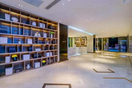 a large room with shelves of books at Echarm Hotel Chongqing Dadukou Commercial Center Xinshancun Metro Station Branch in Dadukou