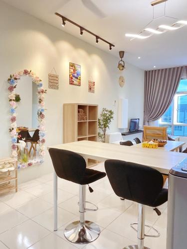 a kitchen and living room with a table and chairs at The Floral Dawn Anderson in Kampong Simee