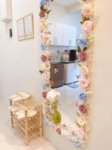 a room with a wall decorated with flowers at The Floral Dawn Anderson in Kampong Simee