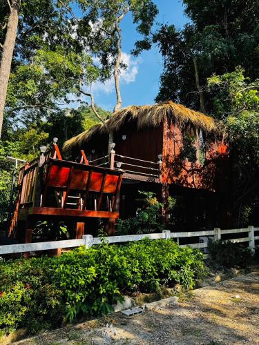 a thatch roofed hut with a thatched roof at อิงภูเมาท์เท่นวิว เขาใหญ่ in Ban Khan Takhian