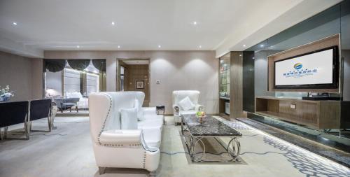 TV a/nebo společenská místnost v ubytování Suning Universal Hotel ALL-SUITES