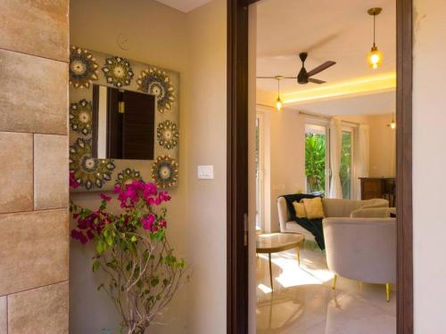 ein Wohnzimmer mit Sofa und Tisch in der Unterkunft Modern villa with Private Pool,WiFi,parking in Varca in Goa