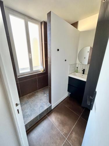 une salle de bain avec une douche avec un lavabo et un miroir dans l'établissement Confort - 4 pers - WIFI - plage à 400 m, à Berck-sur-Mer
