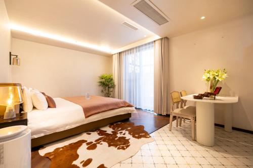 Ένα ή περισσότερα κρεβάτια σε δωμάτιο στο Lijiang Joland Guest House
