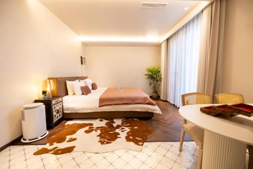 Ένα ή περισσότερα κρεβάτια σε δωμάτιο στο Lijiang Joland Guest House