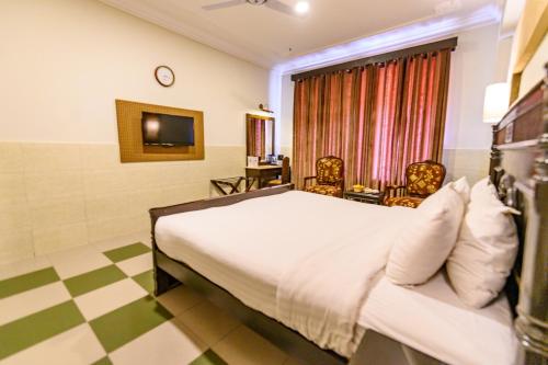 Postel nebo postele na pokoji v ubytování Hotel One Mall Road Murree