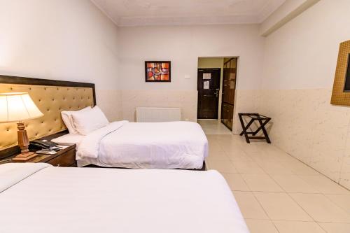 Postel nebo postele na pokoji v ubytování Hotel One Mall Road Murree