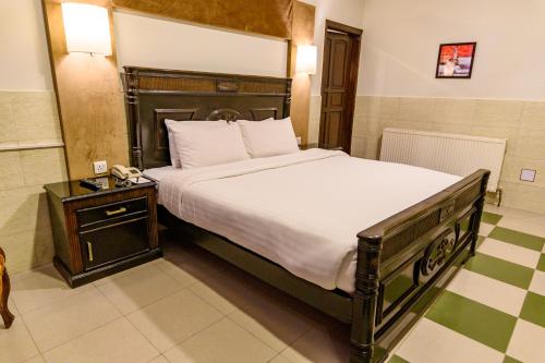Postel nebo postele na pokoji v ubytování Hotel One Mall Road Murree