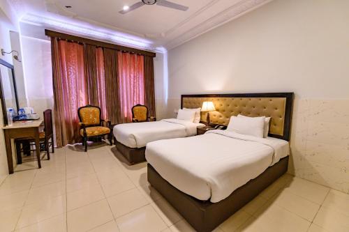 Postel nebo postele na pokoji v ubytování Hotel One Mall Road Murree