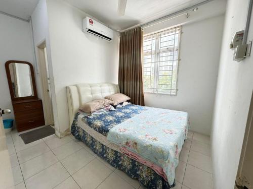 Postel nebo postele na pokoji v ubytování Residence Homestay wakaf Che Yeh
