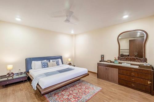 a bedroom with a bed and a large mirror at ELIVAAS 5 BHK with Garden & Balconies - Lakeview Manor in Bhīm Tāl