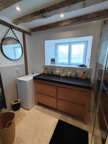 une salle de bain avec un lavabo et des toilettes et une fenêtre dans l'établissement Golf Open Sport Houses, à Saint-Fort