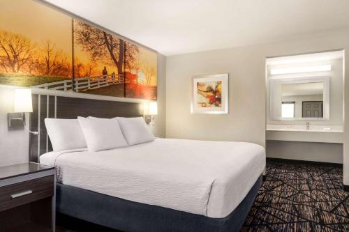 Days Inn by Wyndham San Antonio Near Fiesta Park Image