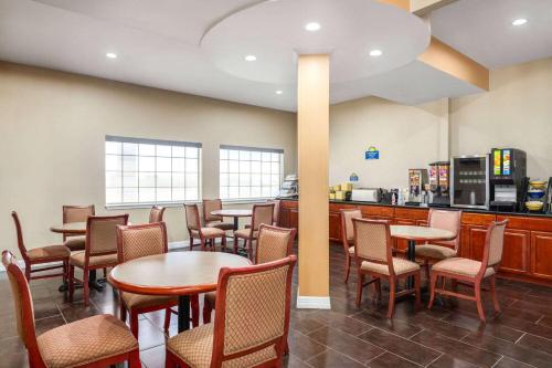 Days Inn by Wyndham San Antonio Near Fiesta Park Image