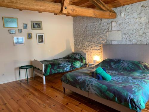 Ένα ή περισσότερα κρεβάτια σε δωμάτιο στο La Grange de Lucie -chambres d'hôtes en Périgord-Dordogne