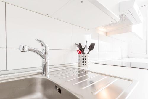 Η κουζίνα ή μικρή κουζίνα στο Fully Equipped Apartments with Balcony