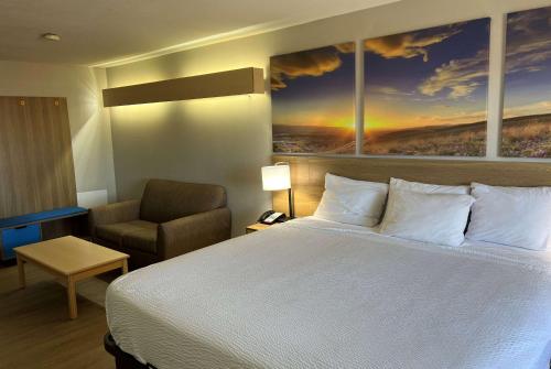 Ένα ή περισσότερα κρεβάτια σε δωμάτιο στο Days Inn & Suites by Wyndham Hutchinson
