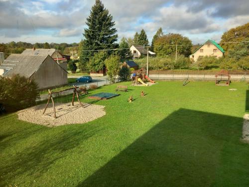 Zona de juegos infantil en Apartmány Dalov
