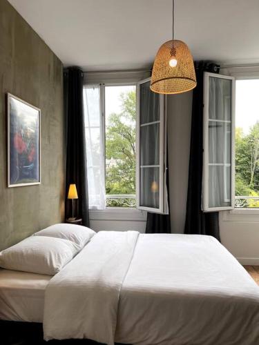 - une chambre avec un lit blanc et 2 fenêtres dans l'établissement L'Ossau - Rare et Atypique - Parking Privé, à Pau