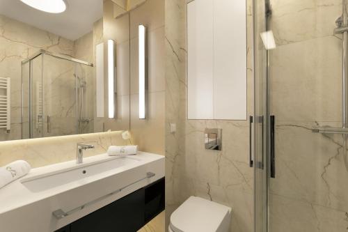 Ένα μπάνιο στο Elite Apartments Granaria Luxury Studio