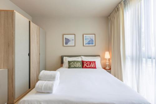 a bedroom with a white bed and a window at Beach Front Condo, Baan Thew Talay, Perfect Choice for Family and Couple in Ban Bo Khaem