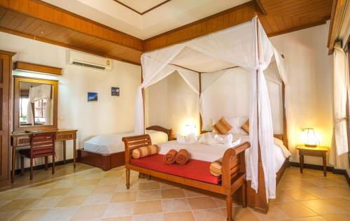 Postel nebo postele na pokoji v ubytování Bhundhari Chaweng Beach Resort Koh Samui - SHA Plus