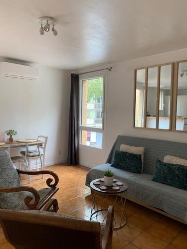 un salon avec un canapé et une table dans l'établissement Beau T2 clim terrasse idéalement situé, à Aix-en-Provence