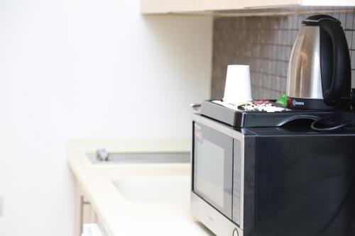 Dapur atau dapur kecil di مسكن نون للشقق المخدومة