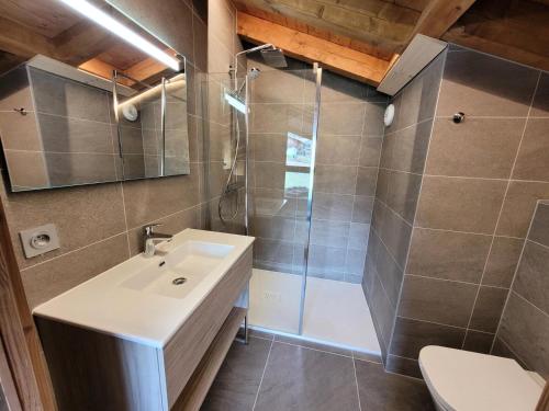 une salle de bain avec une douche, un lavabo et des toilettes dans l'établissement Résidence Le Genepi - APPARTEMENT NEUF 3 CHAMBRES - POELE A BOIS MAE-3351, aux Gets