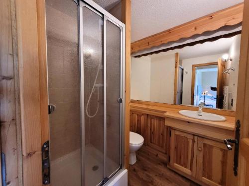 une salle de bain avec douche et lavabo dans l'établissement Résidence Le Chene - Très bel appartement de type 6 pièces pied des pistes au centre du village MAE-3381, aux Gets