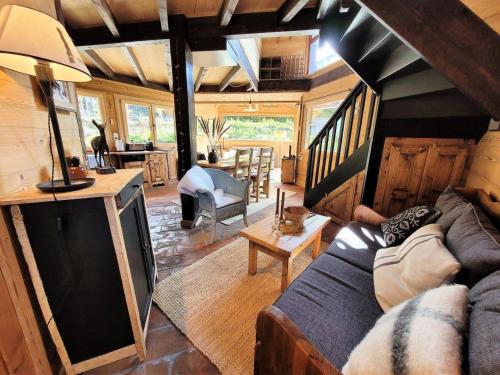 un salon avec un canapé et une table dans l'établissement Résidence Les PrÉs D'hastings - Chalet cocooning Ambiance montagnarde & jardin MAE-3471, aux Gets