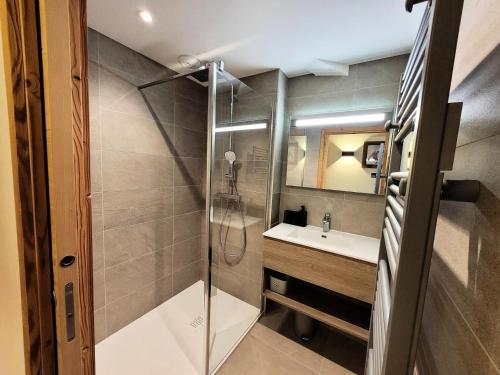 une salle de bain avec douche et lavabo dans l'établissement Résidence Le Genepi - APPARTEMENT NEUF - 2 CHAMBRES EN SUITE AVEC VUE MAE-3501, aux Gets