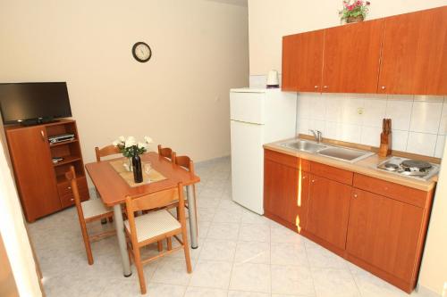 Dapur atau dapur kecil di Apartments Mladen