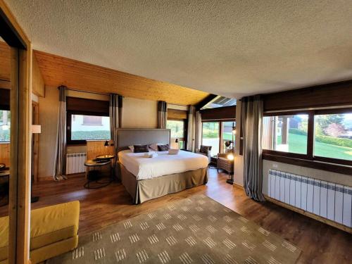 - une chambre avec un lit et quelques fenêtres dans l'établissement Résidence Le Chene - Très bel appartement de type 6 pièces pied des pistes au centre du village MAE-3381, aux Gets