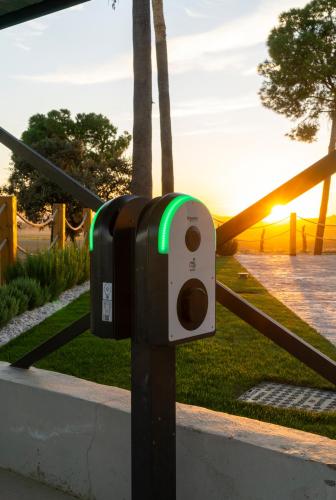 a parking meter with the sunset in the background at HOTEL RURAL FINCA LA DESA in Miajadas